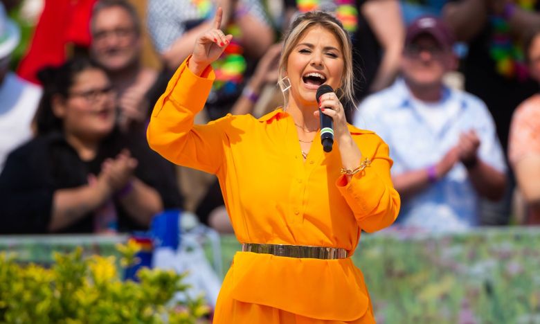 Schlagers ngerin Beatrice Egli knutscht live im ZDF Fernsehgarten