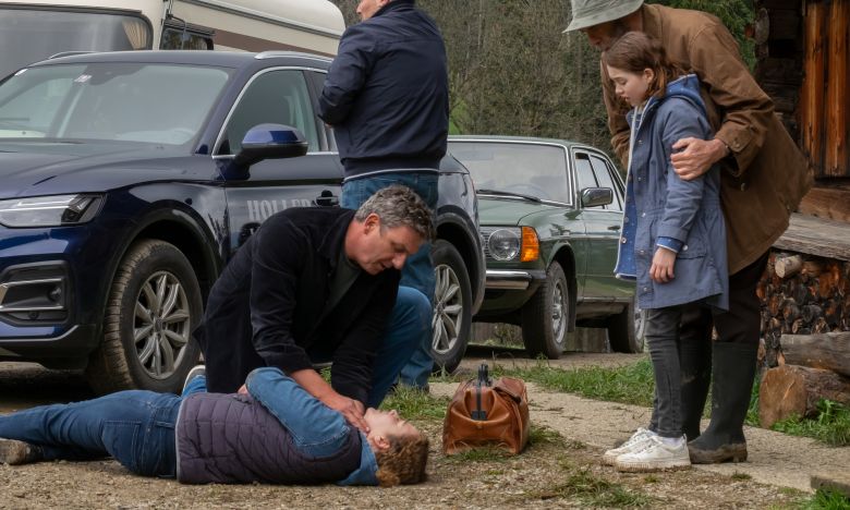 Entsetzt müssen Emmi Neumann (Lotta Herzog, 2. v. r.) und Anton Grainer (Peter Kremer, r.) mit ansehen, wie Branka Neumann (Oona Devi Liebich, liegend) in der ersten Folge der neuen "Bergdoktor"-Staffel in Ohnmacht fällt. | © ZDF