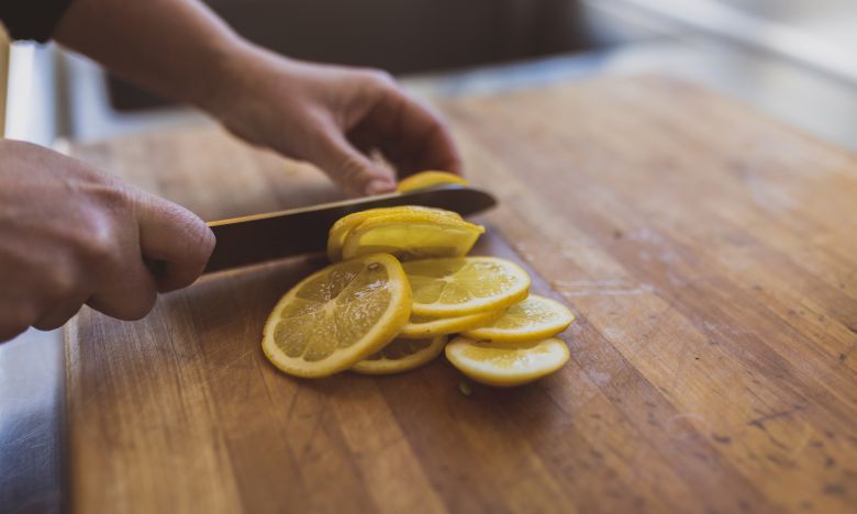 Motten bekämpfen mit Zitrone: Ist DIESER einfache Trick wirklich so effektiv?