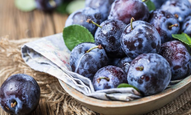 Frische Pflaumen dank Muttis Tontopf-Hack: So geht's!